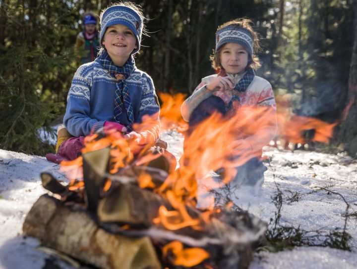 To småspeidere foran bålet