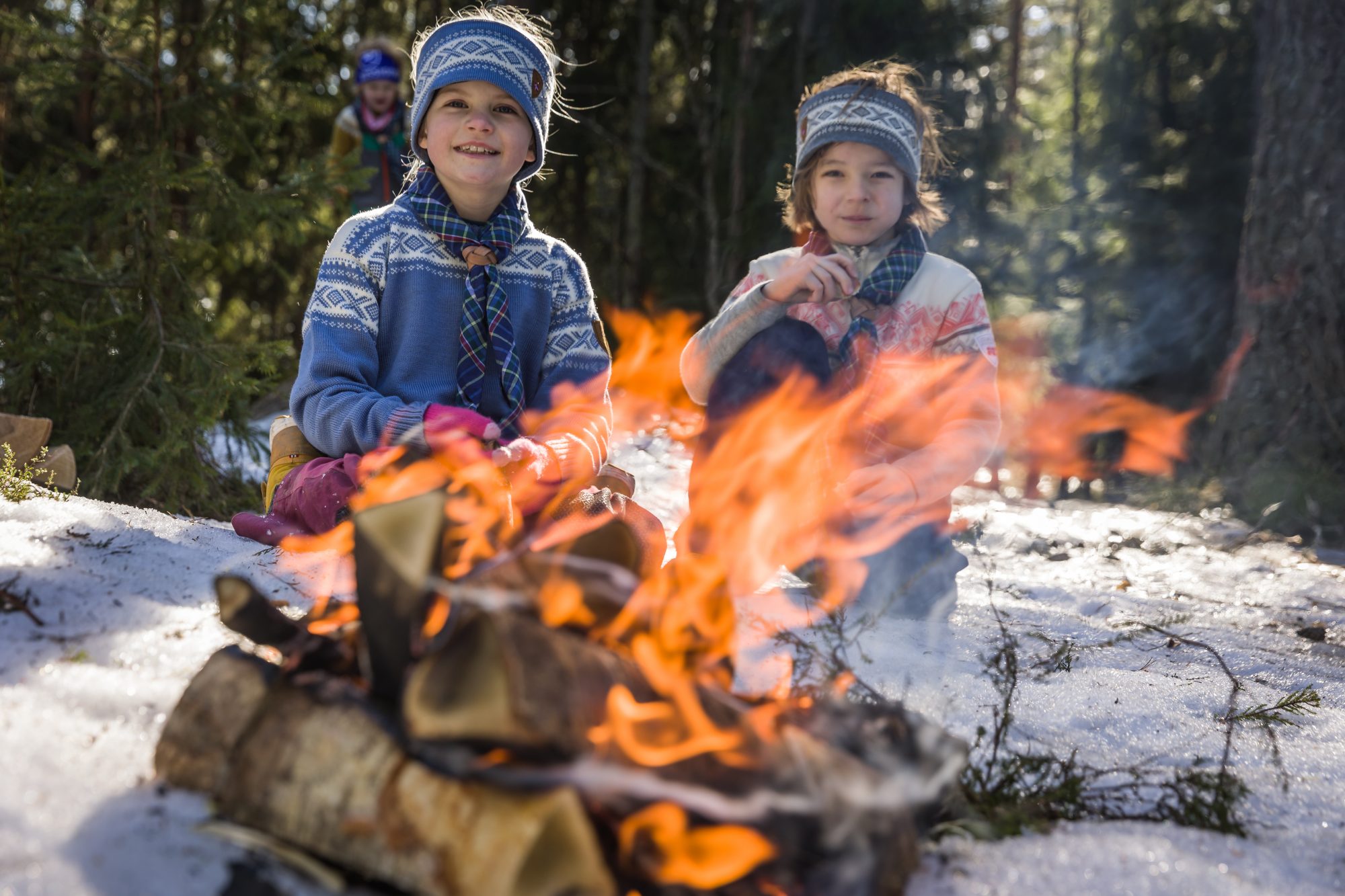 To småspeidere foran bålet